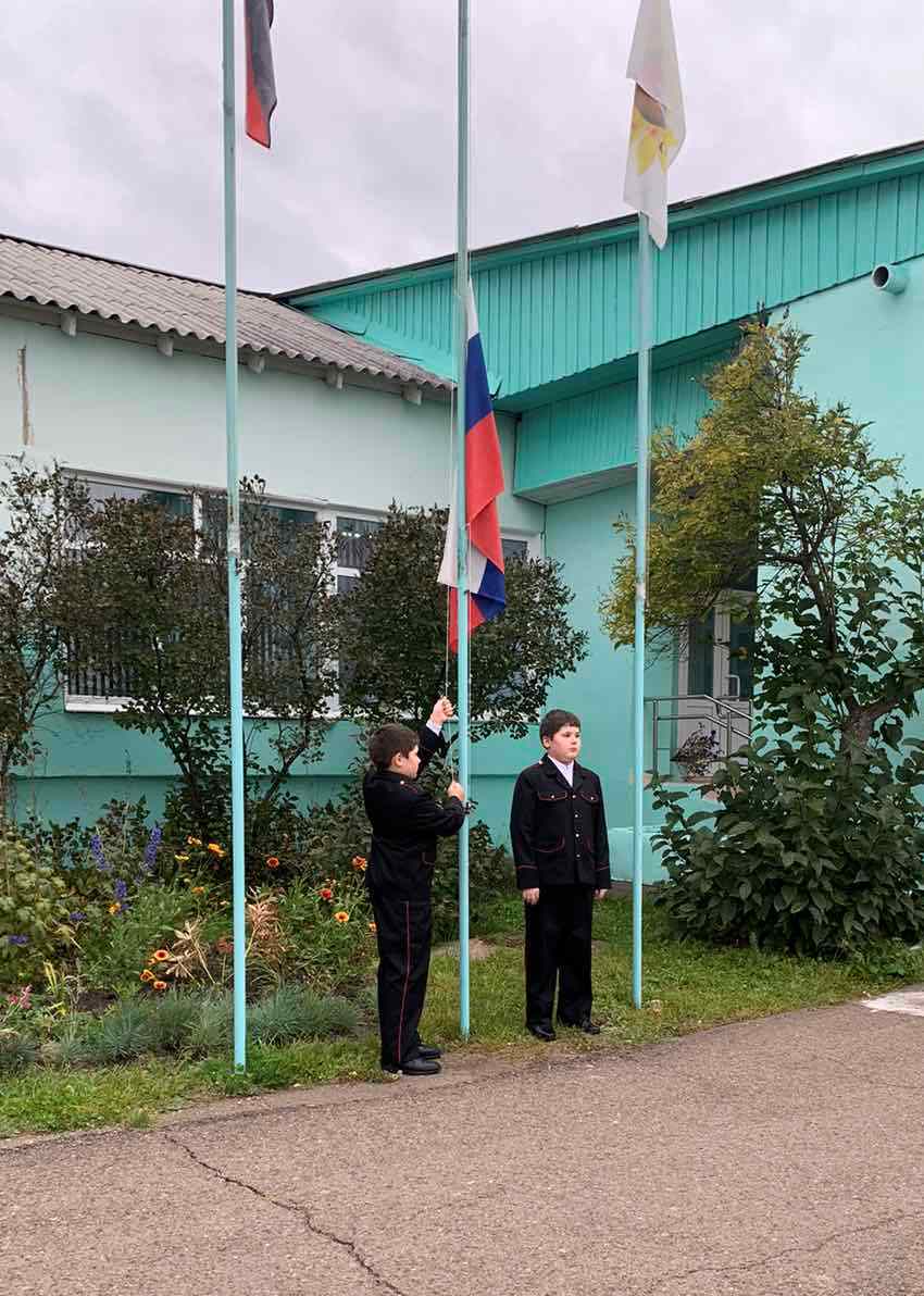 Торжественная церемония поднятия государственного флага Российской Федерации.